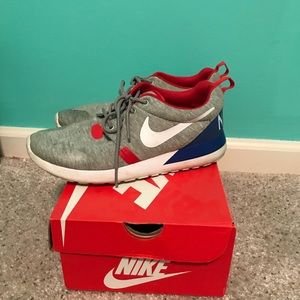 Nike Sneakers Women’s 6.5. Barley worn.